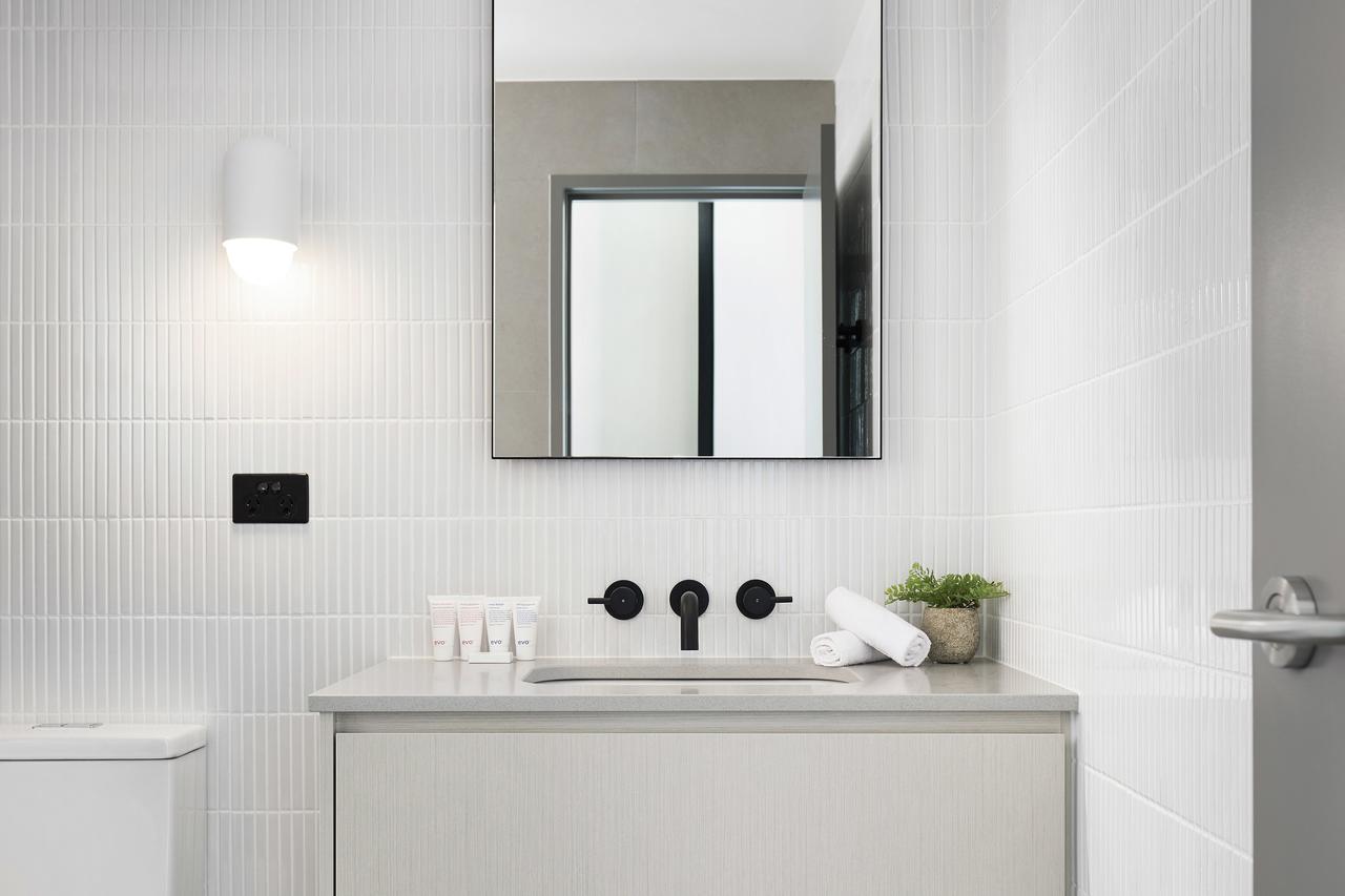 Art Series - The Chen Бокс-Хилл Экстерьер фото Bathroom with white subway tiles